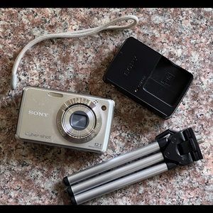 Sony 12.1 Megapixels Cybershot Camera - 4x Optical Zoom